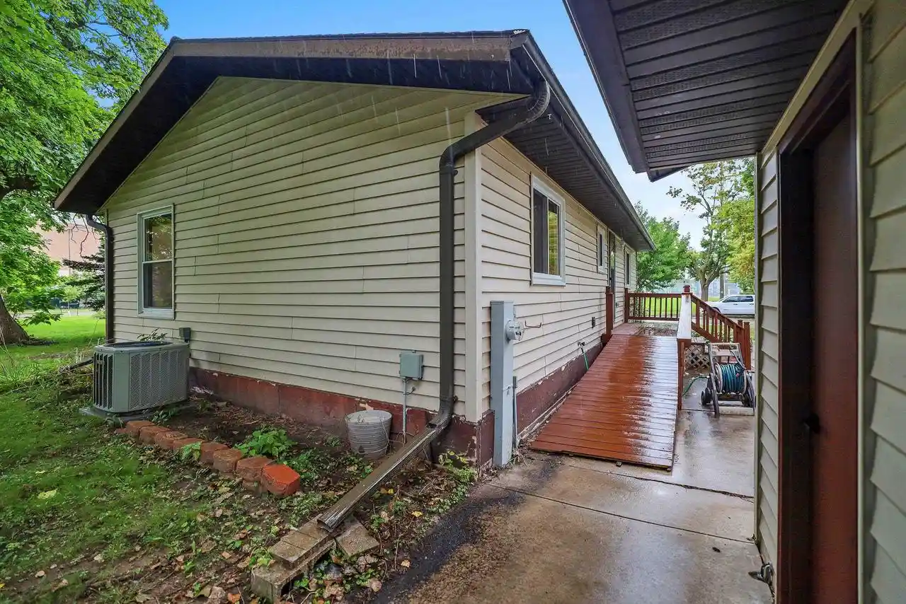 Photo 3 of Single family home for sale at 816 Smith St, Green Bay, WI 54302 | MLS# 50332605 | Listing updated on 2026-09-14