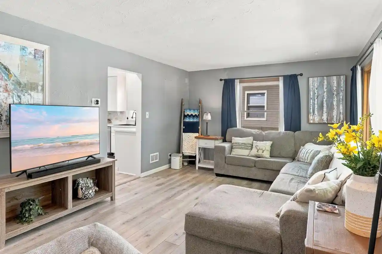 Photo 2 of Single family home for sale at 422 E Mission Rd, Green Bay, WI 54301 | MLS# 50332613 | Listing updated on 2026-09-17