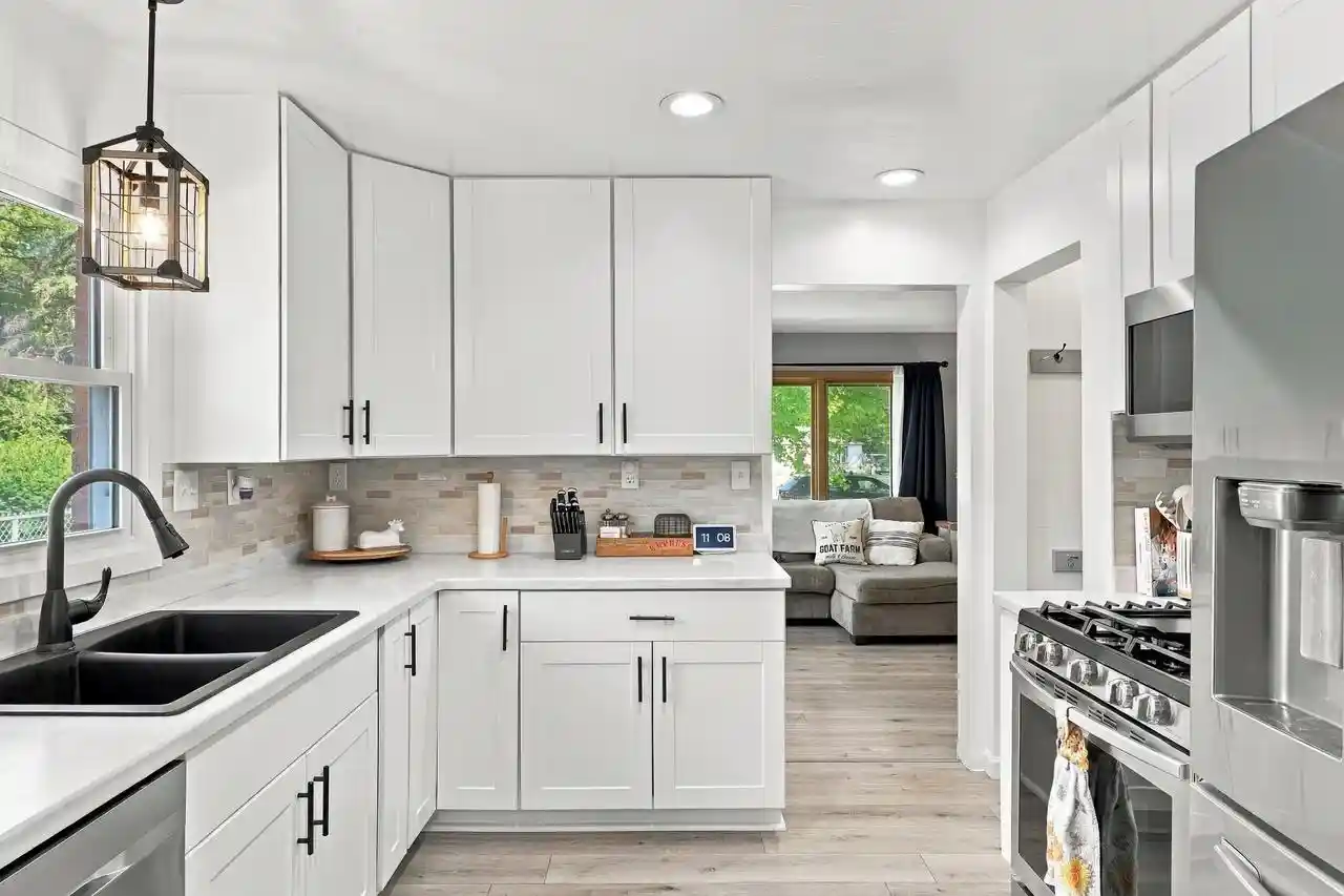 Photo 3 of Single family home for sale at 422 E Mission Rd, Green Bay, WI 54301 | MLS# 50332613 | Listing updated on 2026-09-17