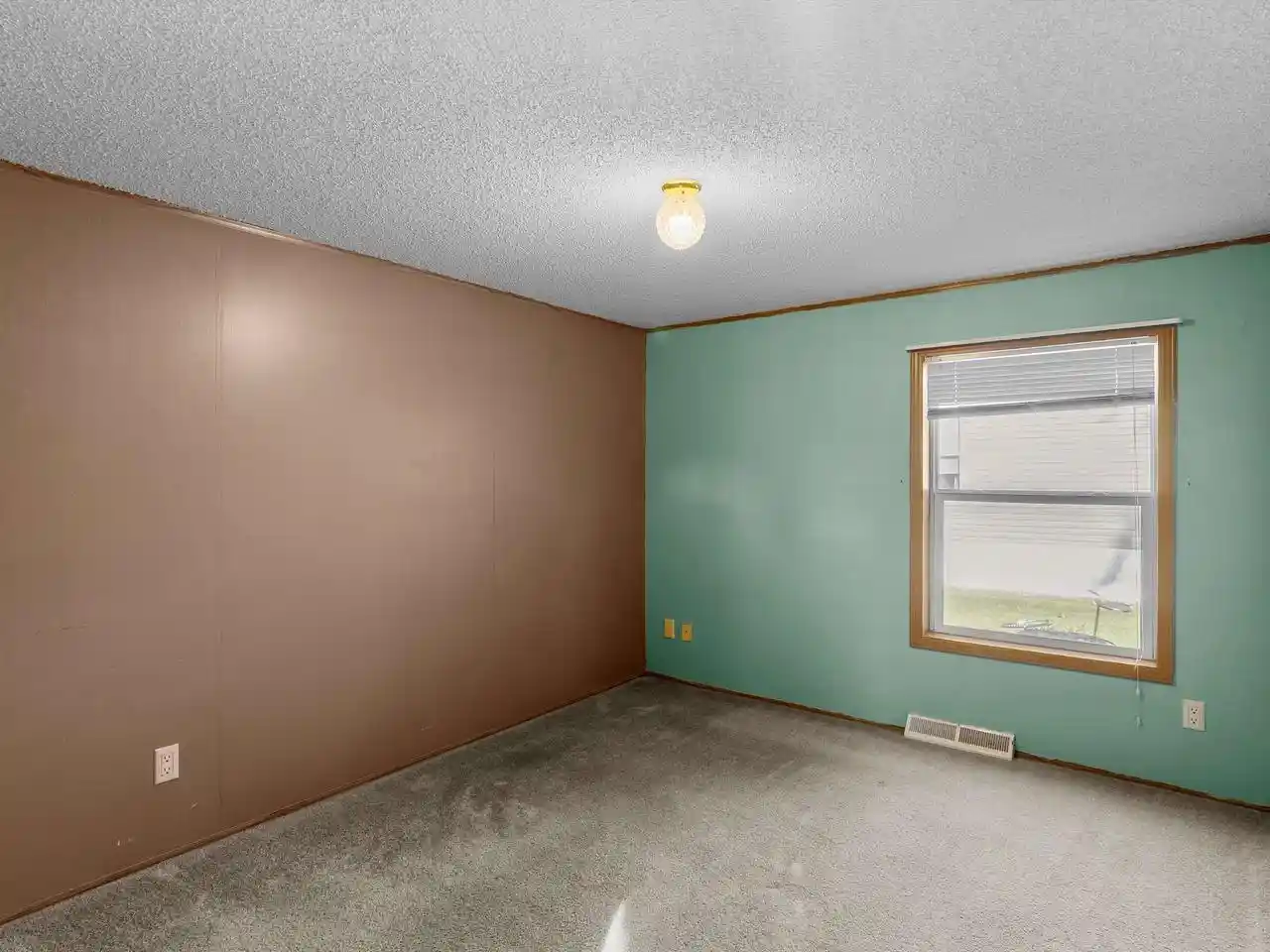 Photo 3 of Single family home for sale at 5 Beechwood Dr, Sheboygan, WI 53081 | MLS# 2032621 | Listing updated on 2026-10-06