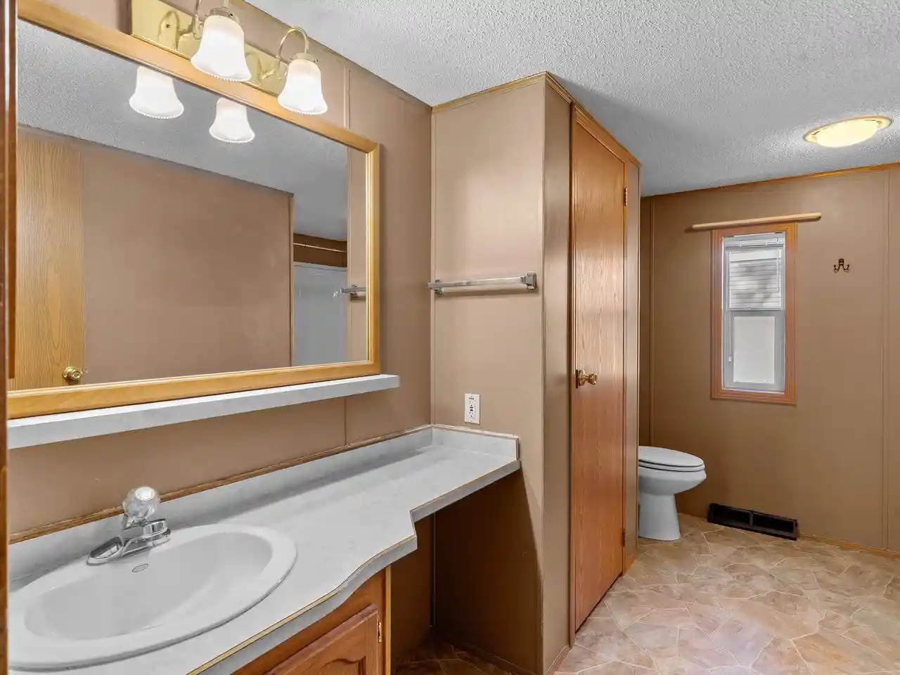 Photo 4 of Single family home for sale at 5 Beechwood Dr, Sheboygan, WI 53081 | MLS# 2032621 | Listing updated on 2026-10-06