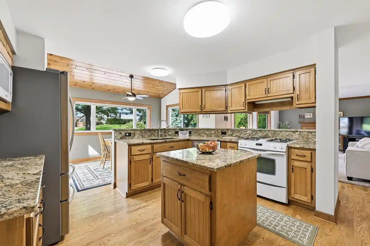 Photo 4 of Single family home for sale at 945 Gray Fox Dr, Brookfield, WI 53045 | MLS# 1980577 | Listing updated on 2026-09-18