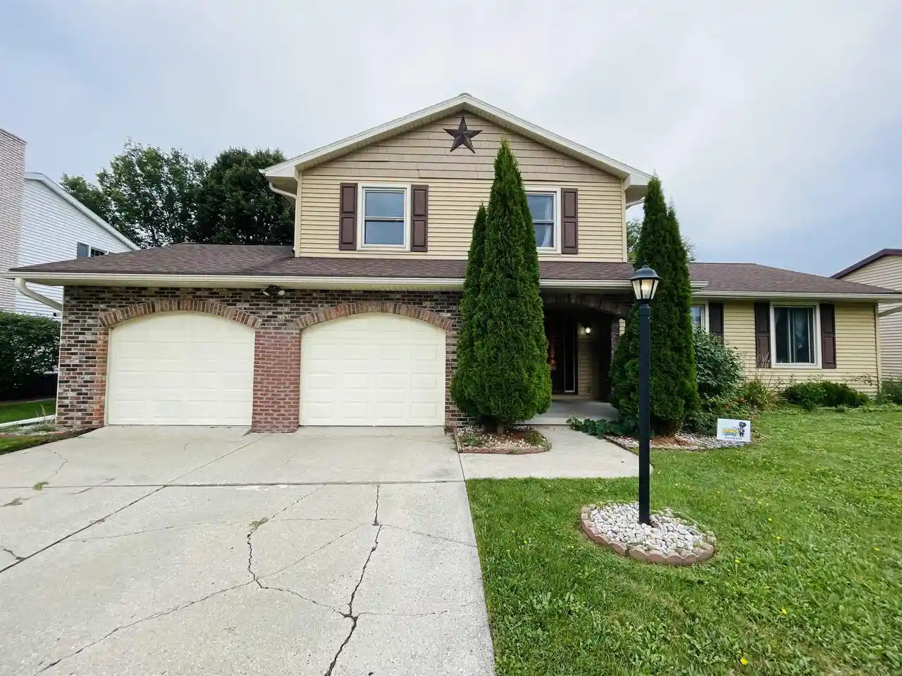 Photo 1 of Single family home for sale at 2565 Carmel Ln, Green Bay, WI 54311 | MLS# 50332674 | Listing updated on 2026-09-15
