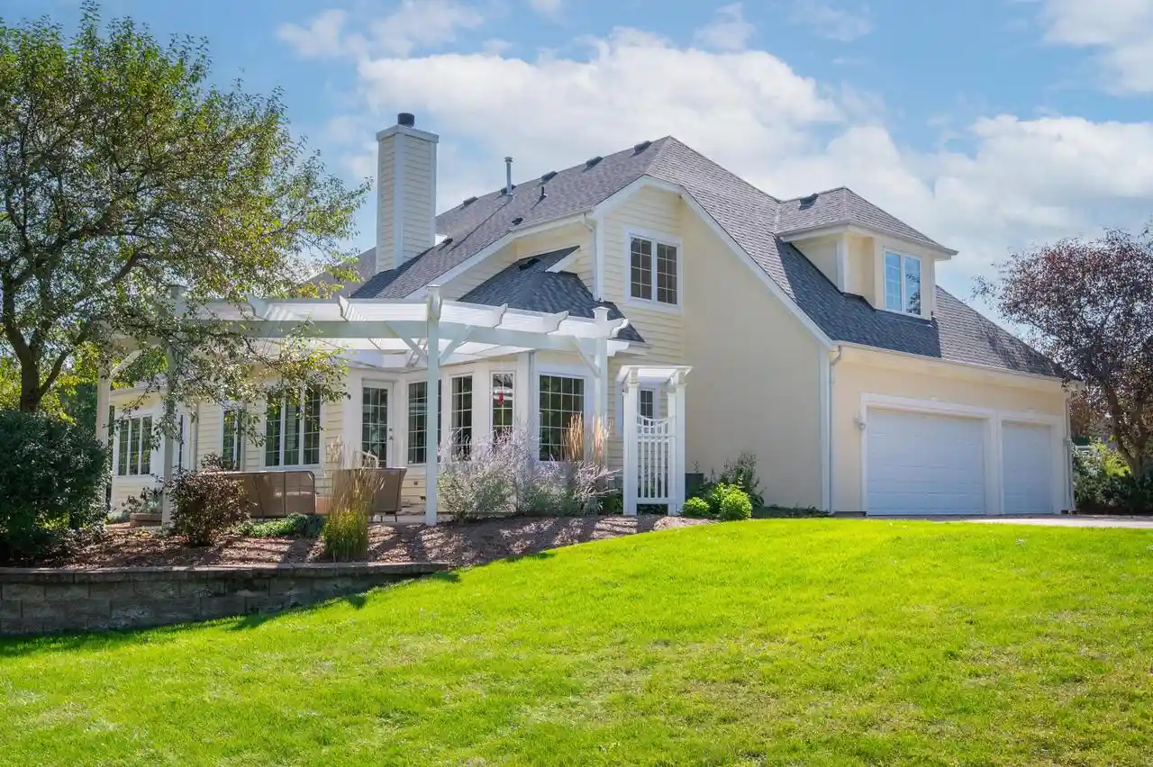 Photo 3 of Single family home for sale at 261 Steeple Pointe Cir, Delafield, WI 53018 | MLS# 1980665 | Listing updated on 2026-09-21