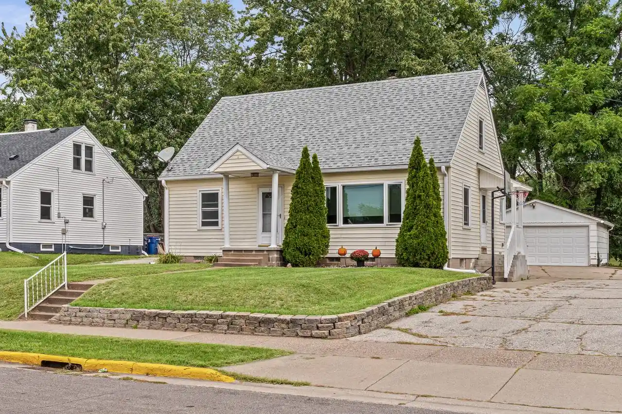 Photo 1 of Single family home for sale at 959 Wilson St, Onalaska, WI 54650 | MLS# 1980680 | Listing updated on 2026-09-15