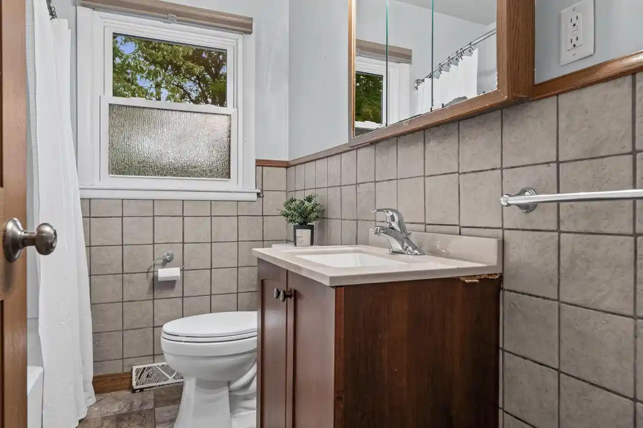 Photo 4 of Single family home for sale at 959 Wilson St, Onalaska, WI 54650 | MLS# 1980680 | Listing updated on 2026-09-15