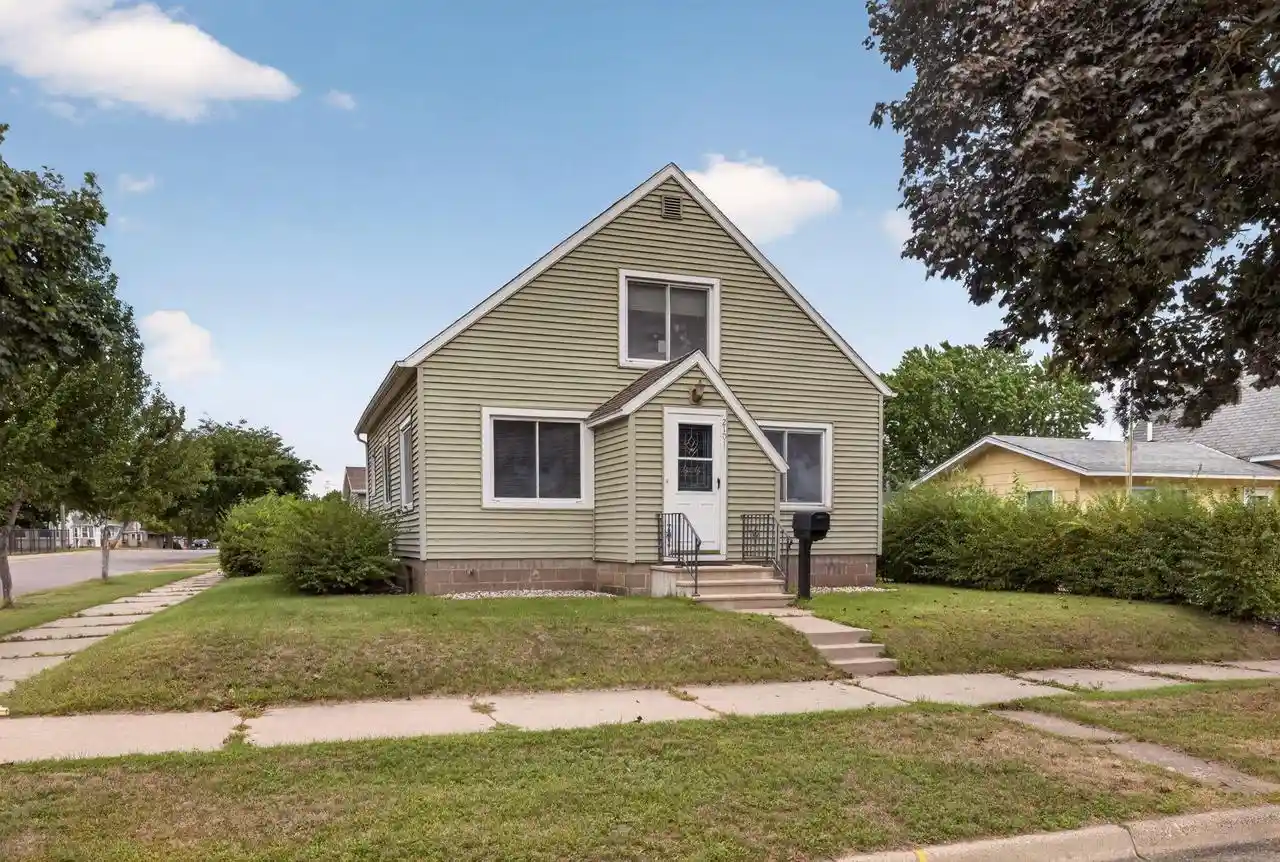 Photo 1 of Single family home for sale at 2101 Redfield St, La Crosse, WI 54601 | MLS# 1980681 | Listing updated on 2026-09-16