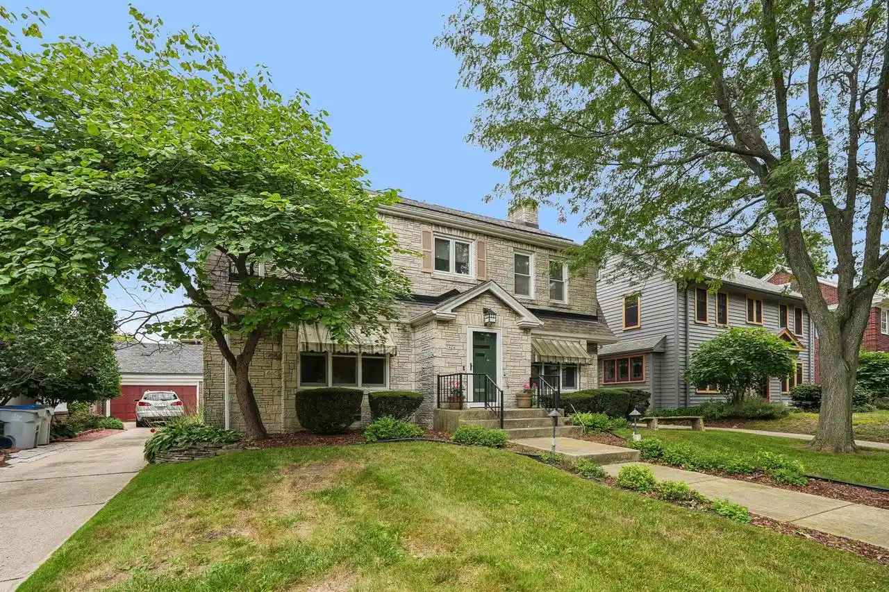 Photo 4 of Single family home for sale at 3424 N Summit Ave, Milwaukee, WI 53211 | MLS# 1980747 | Listing updated on 2026-09-24