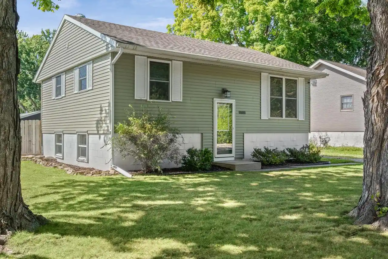 Photo 1 of Single family home for sale at 3322 Elm Dr, La Crosse, WI 54601 | MLS# 1980762 | Listing updated on 2026-09-16