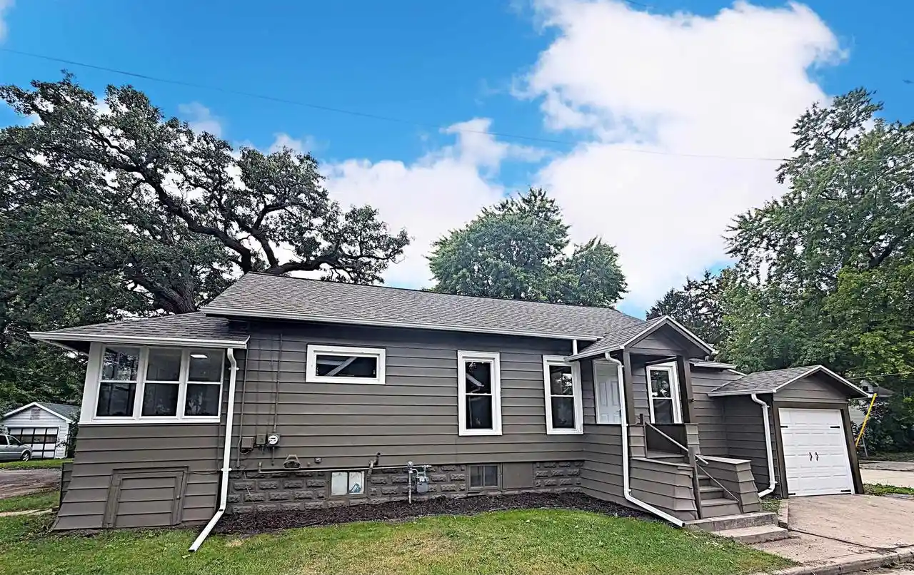 Photo 1 of Single family home for sale at 811 Randall Pl, Oshkosh, WI 54901 | MLS# 50332745 | Listing updated on 2026-09-16
