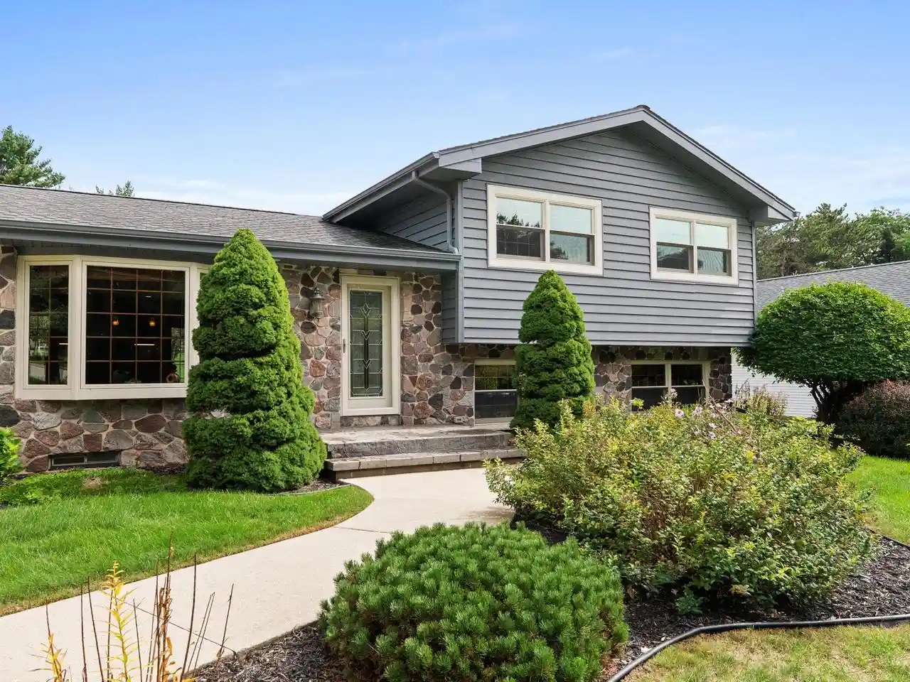 Photo 1 of Single family home for sale at 5048 River Hts Dr, Manitowoc, WI 54220 | MLS# 1980805 | Listing updated on 2026-09-21
