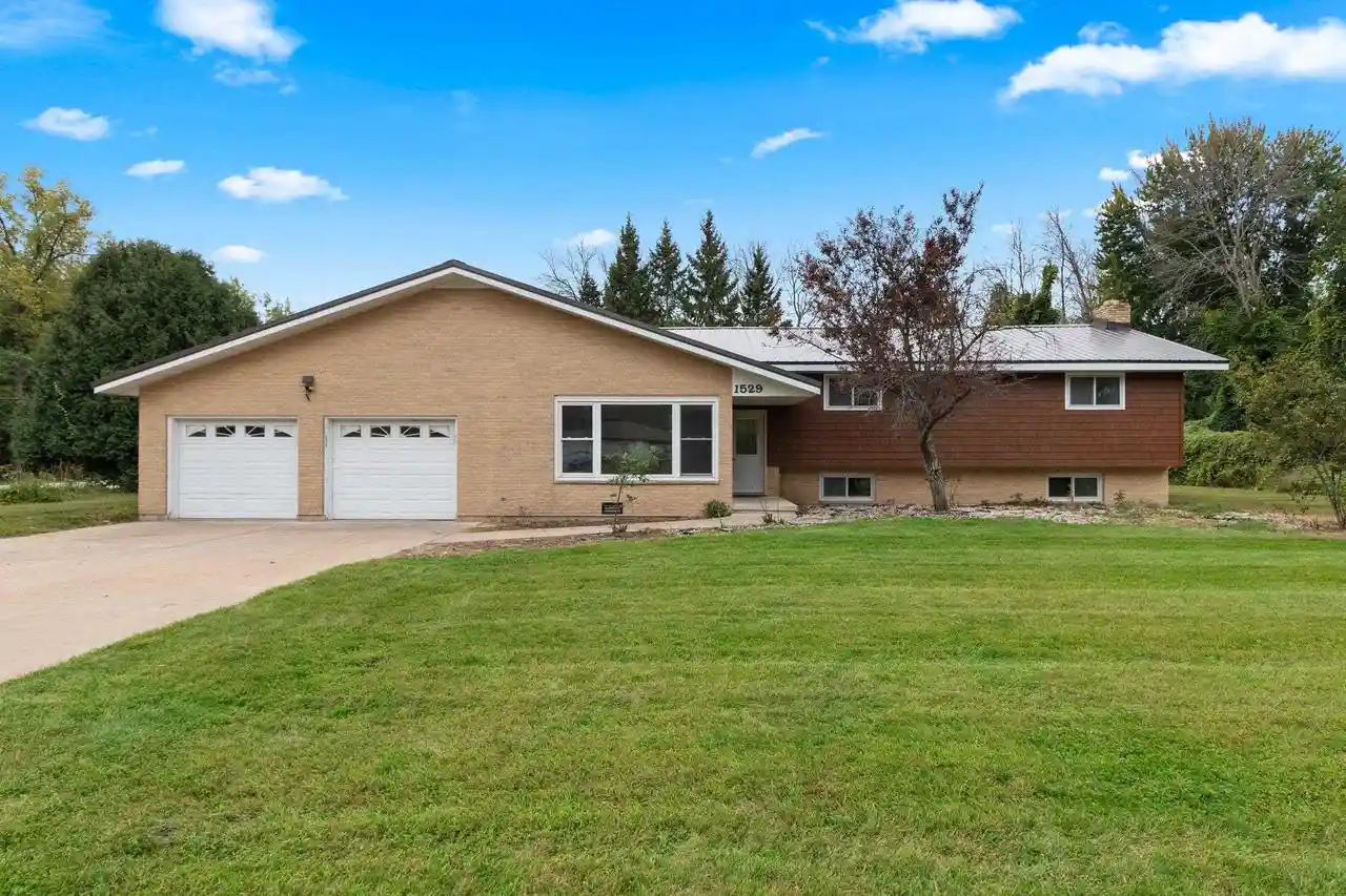 Photo 1 of Single family home for sale at 1529 Lakeview Dr, Green Bay, WI 54313 | MLS# 50332743 | Listing updated on 2026-09-23