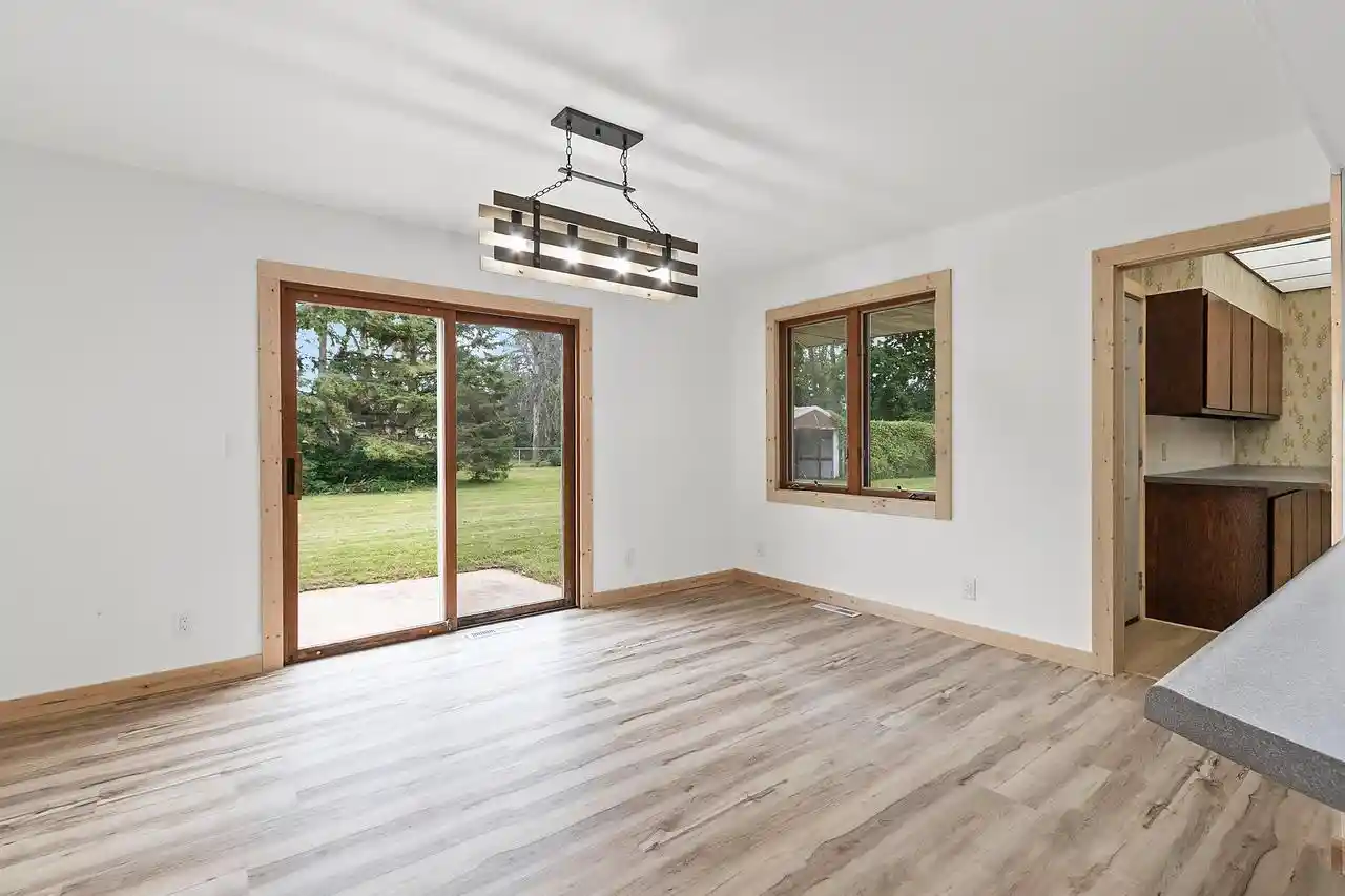Photo 2 of Single family home for sale at 1529 Lakeview Dr, Green Bay, WI 54313 | MLS# 50332743 | Listing updated on 2026-09-23