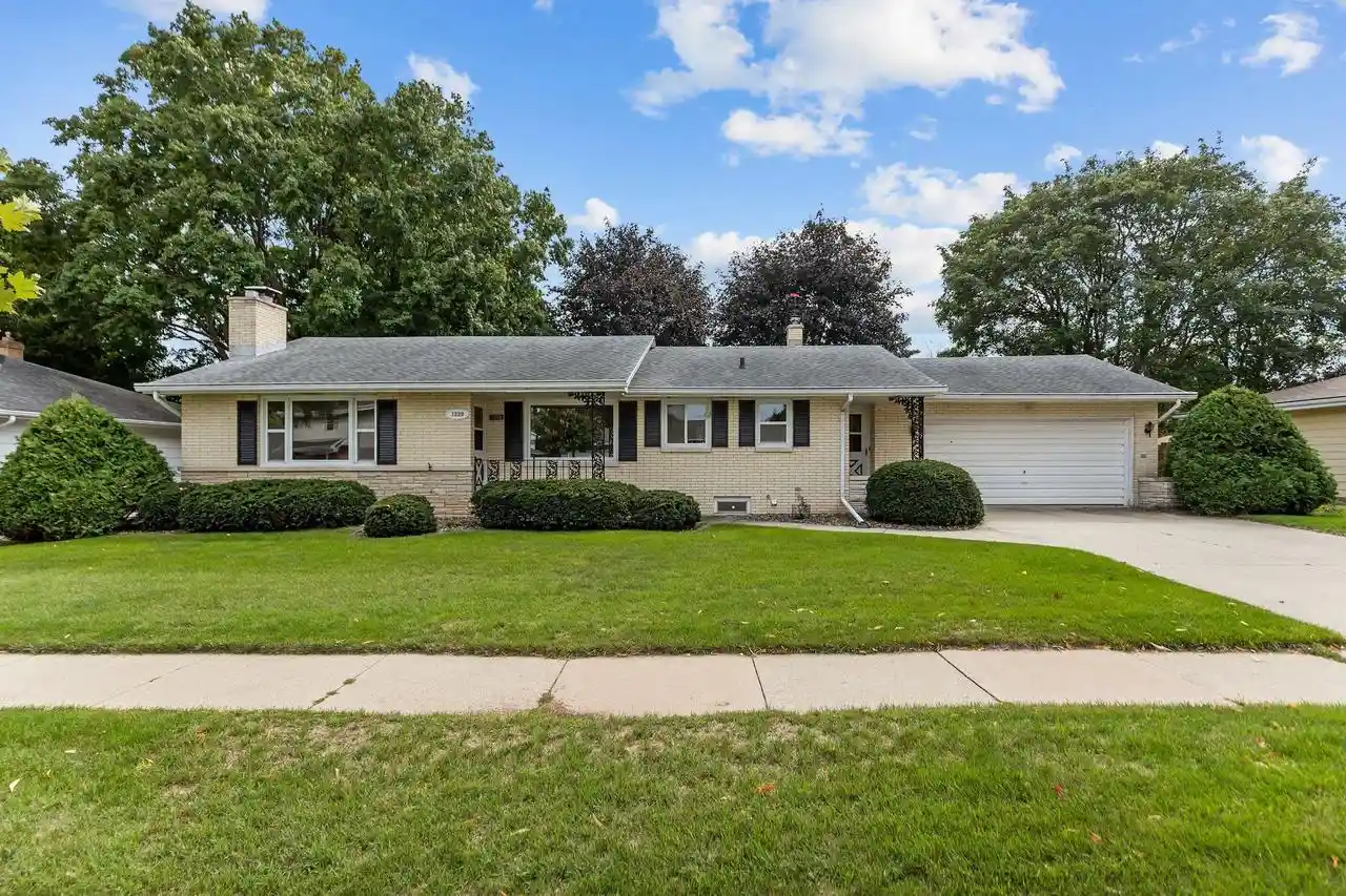 Photo 1 of Single family home for sale at 1229 E Pershing St, Appleton, WI 54911 | MLS# 50332757 | Listing updated on 2026-09-21