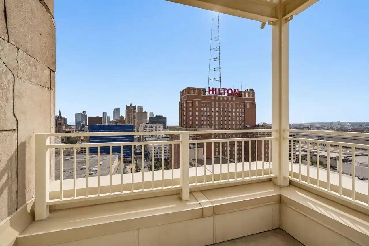 Listing Photo 5 - Condo for sale in Wisconsin Tower located at 606 W Wisconsin Ave, Milwaukee, WI 53203 - Unit #1801