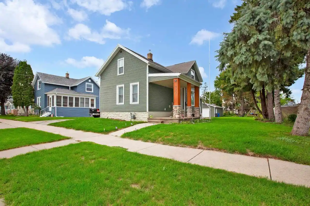 Photo 1 of Single family home for sale at 822 W 11th Avenue, Oshkosh, WI 54902 | MLS# 50332776 | Listing updated on 2026-09-24