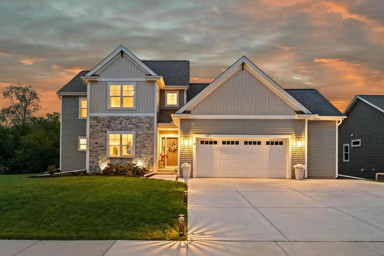 Photo 1 of Single family home for sale at 923 Kohlwey Dr, Grafton, WI 53024 | MLS# 1980890 | Listing updated on 2026-10-07