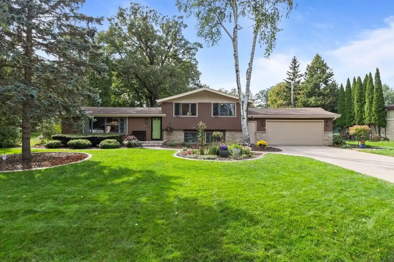 Photo 1 of Single family home for sale at 2663 Woodcrest Dr, Neenah, WI 54956 | MLS# 50332797 | Listing updated on 2026-09-23