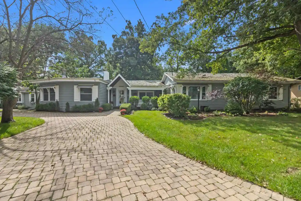 Photo 1 of Single family home for sale at 435 Forest Dr, Fontana, WI 53125 | MLS# 1980904 | Listing updated on 2026-09-18