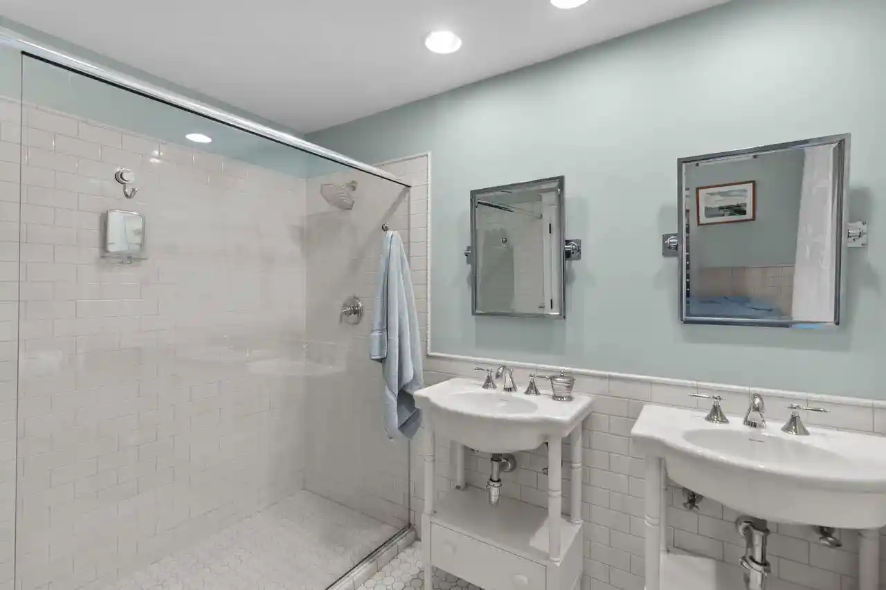 Photo 4 of Single family home for sale at 435 Forest Dr, Fontana, WI 53125 | MLS# 1980904 | Listing updated on 2026-09-18