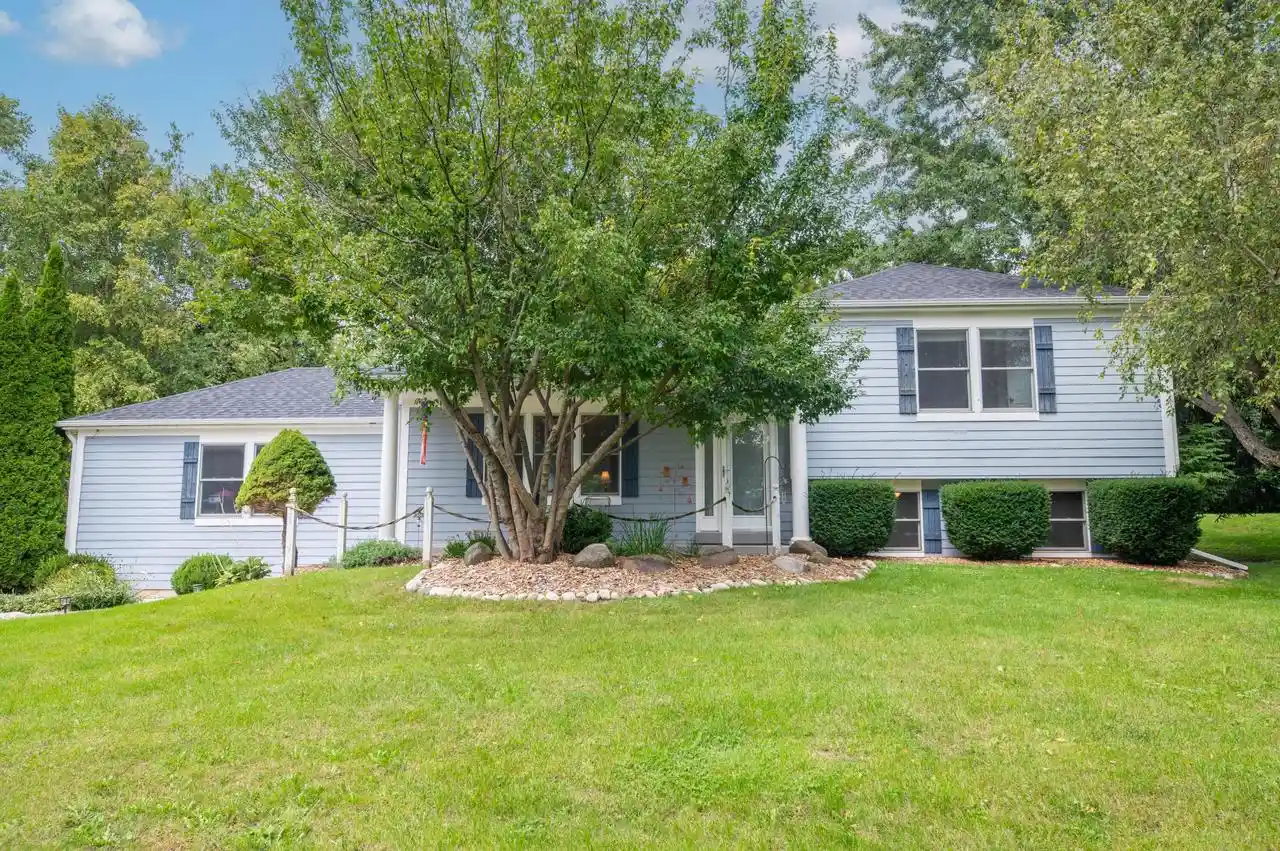 Photo 1 of Single family home for sale at N51w27864 N Courtland Cir, Pewaukee, WI 53072 | MLS# 1980921 | Listing updated on 2026-09-20