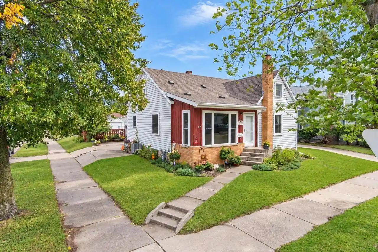 Photo 1 of Single family home for sale at 1501 Weston St, La Crosse, WI 54601 | MLS# 1980941 | Listing updated on 2026-09-20