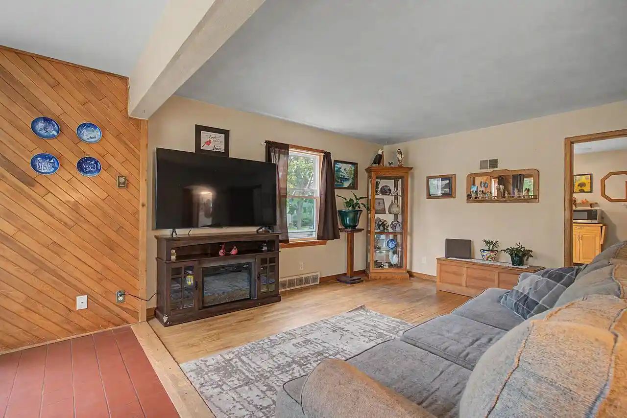 Photo 3 of Single family home for sale at 1501 Weston St, La Crosse, WI 54601 | MLS# 1980941 | Listing updated on 2026-09-20