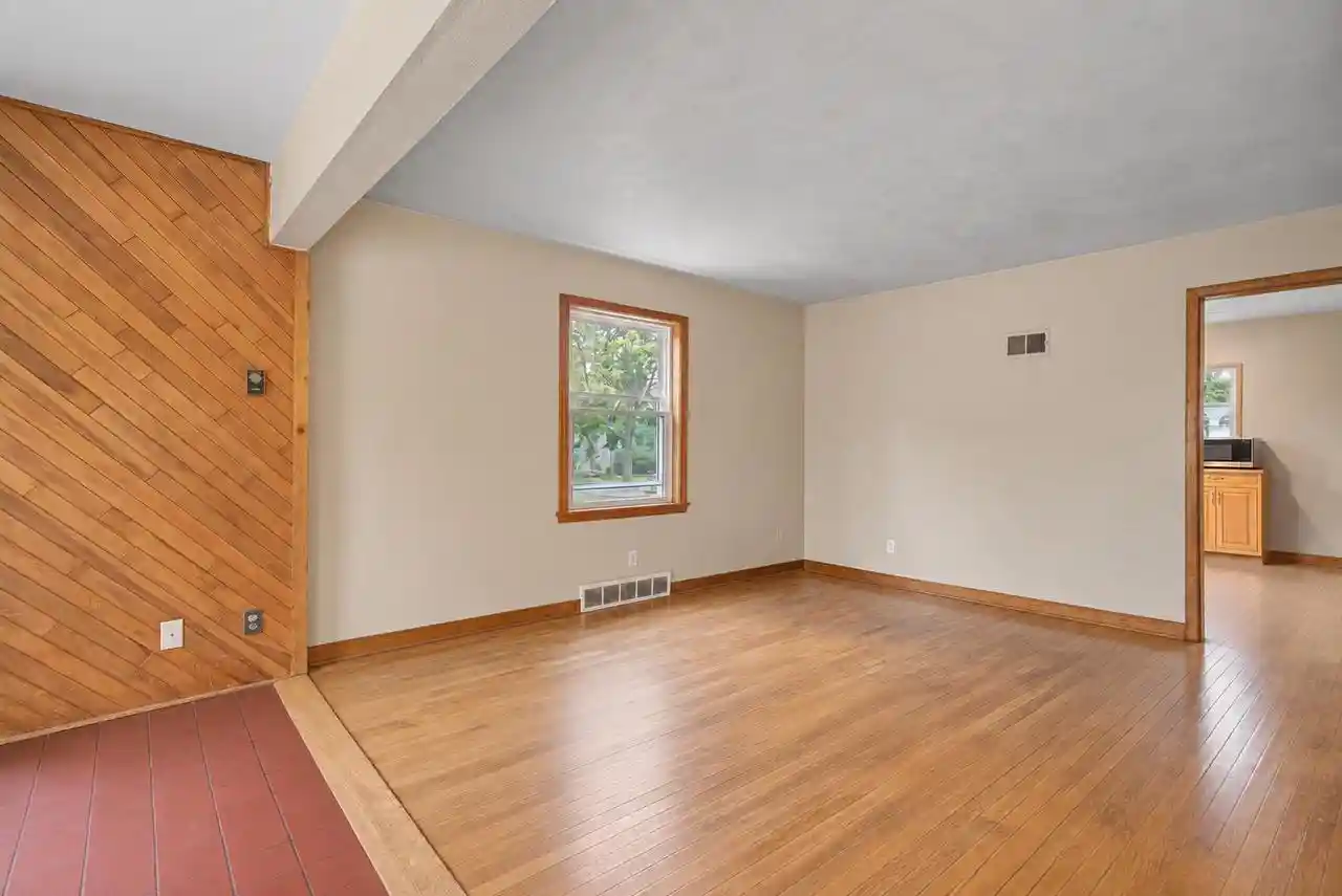 Photo 3 of Single family home for sale at 1501 Weston St, La Crosse, WI 54601 | MLS# 1980941 | Listing updated on 2026-09-20