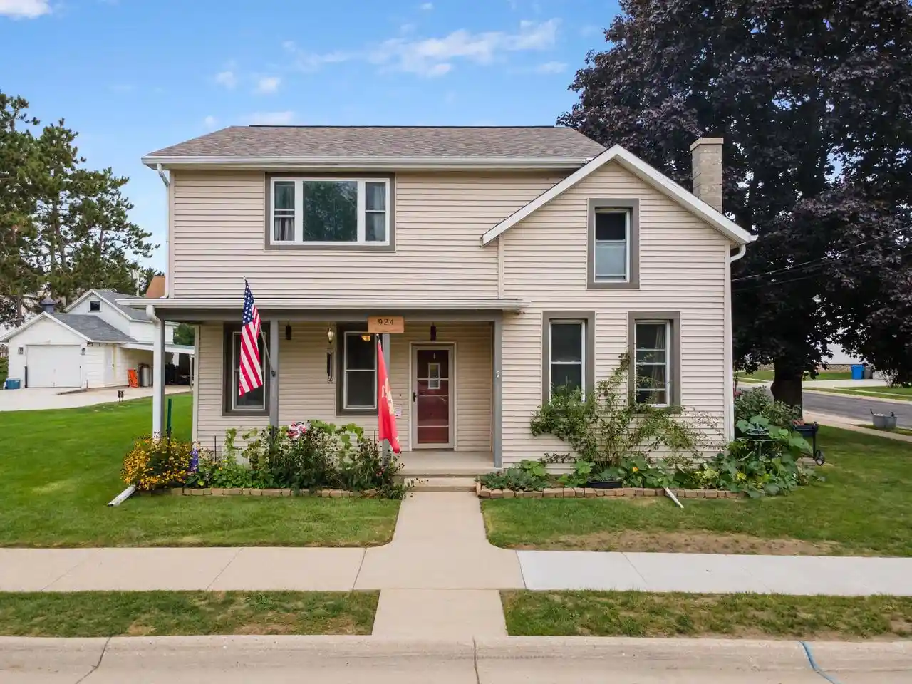 Photo 1 of Single family home for sale at 924 Cleveland St, Watertown, WI 53098 | MLS# 2032853 | Listing updated on 2026-10-05