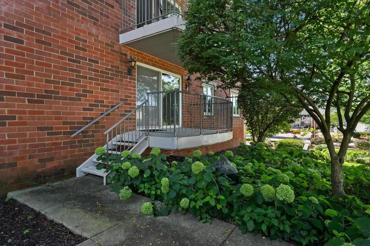 Listing Photo 5 - Condo for sale in building located at 13335 Watertown Plank Rd, Elm Grove, WI 53122 - Unit #105
