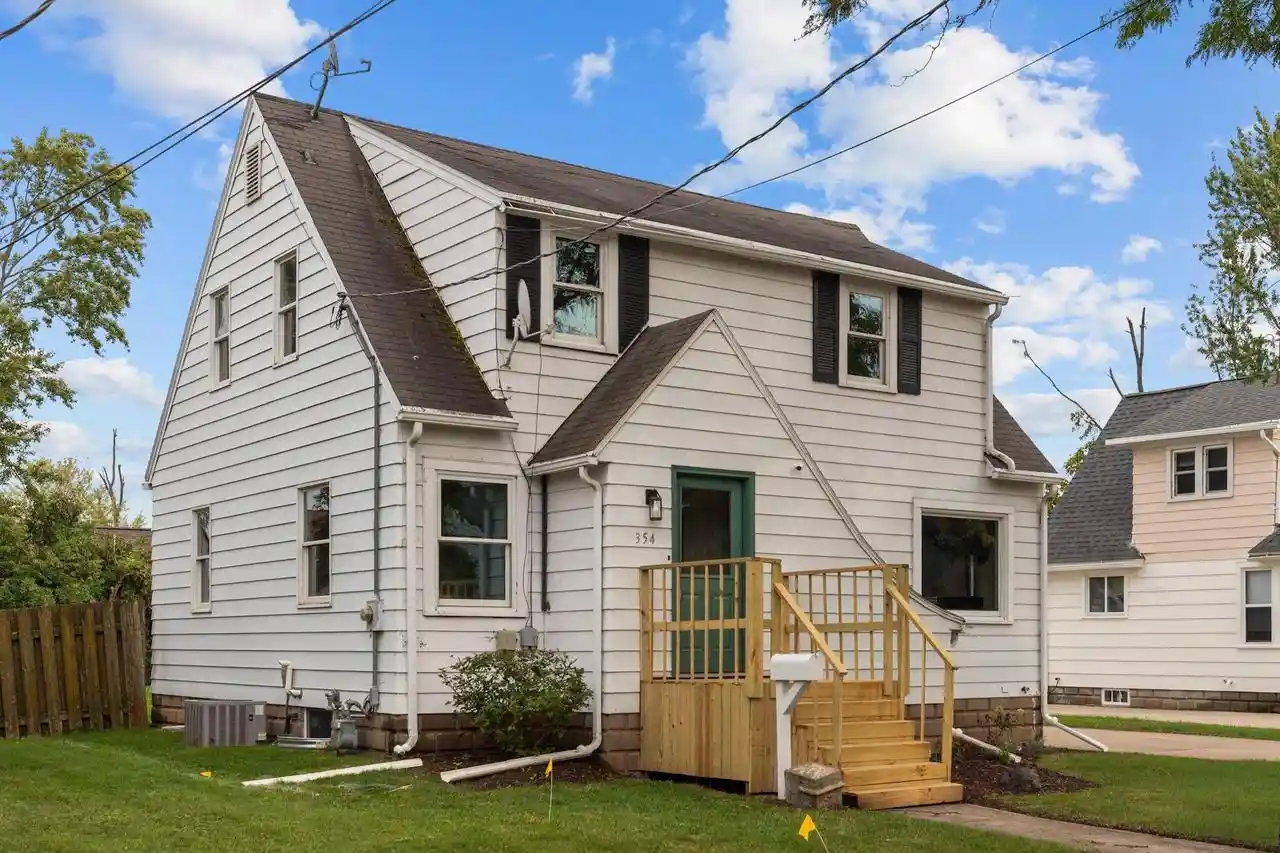 Photo 1 of Single family home for sale at 354 Oak St, Menasha, WI 54952 | MLS# 50332807 | Listing updated on 2026-09-17