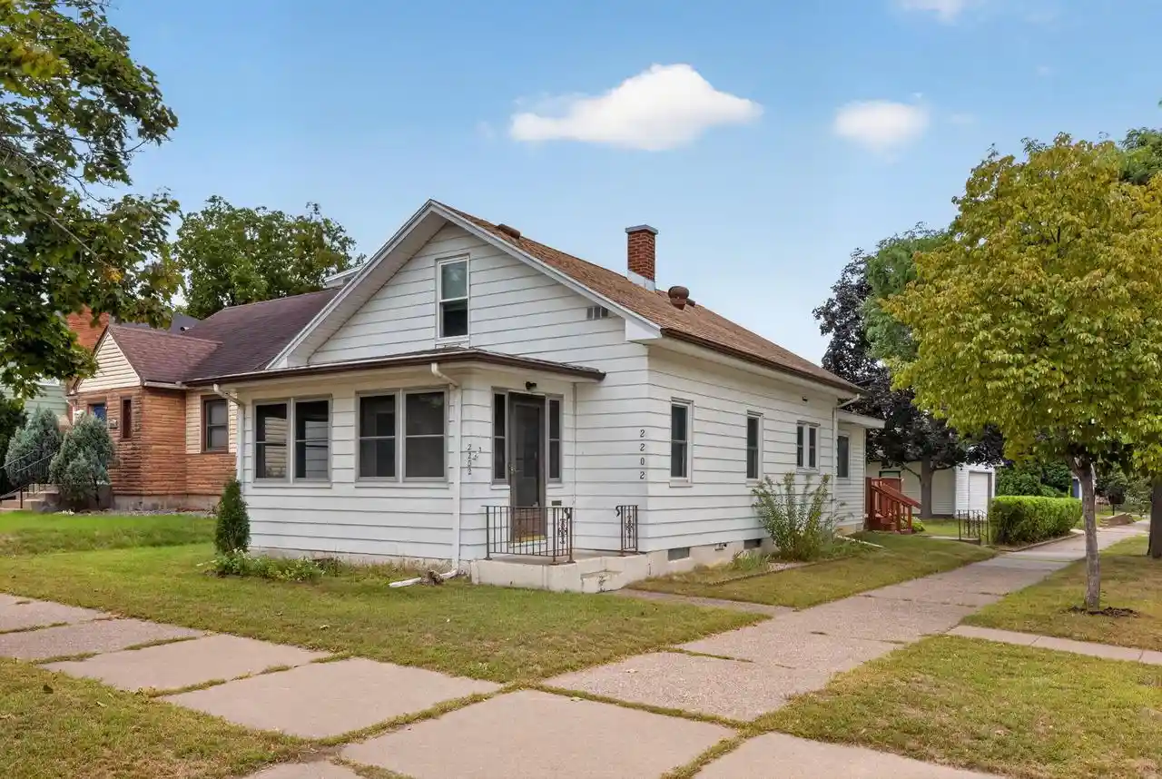 Photo 1 of Single family home for sale at 2202 Winnebago St, La Crosse, WI 54601 | MLS# 1981020 | Listing updated on 2026-09-17