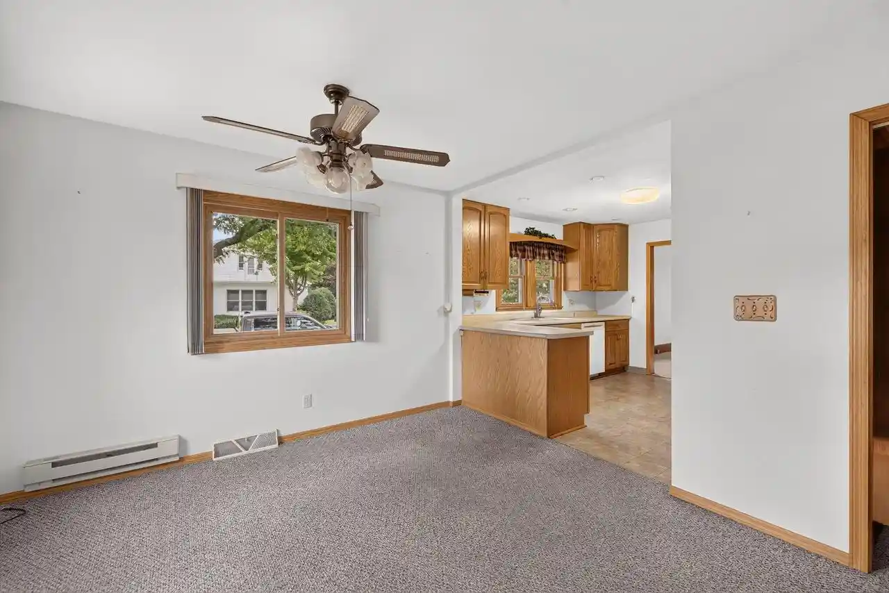 Photo 3 of Single family home for sale at 2202 Winnebago St, La Crosse, WI 54601 | MLS# 1981020 | Listing updated on 2026-09-17