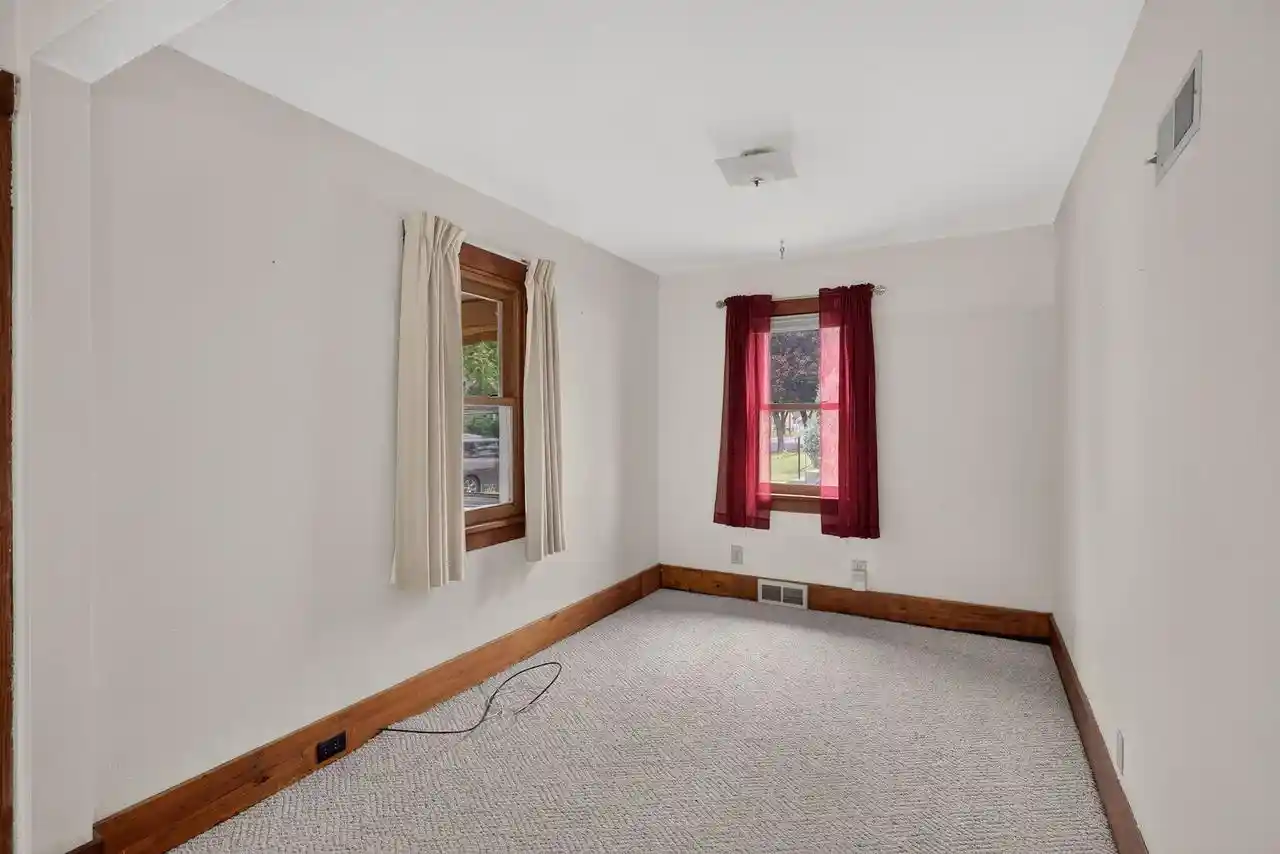 Photo 4 of Single family home for sale at 2202 Winnebago St, La Crosse, WI 54601 | MLS# 1981020 | Listing updated on 2026-09-17