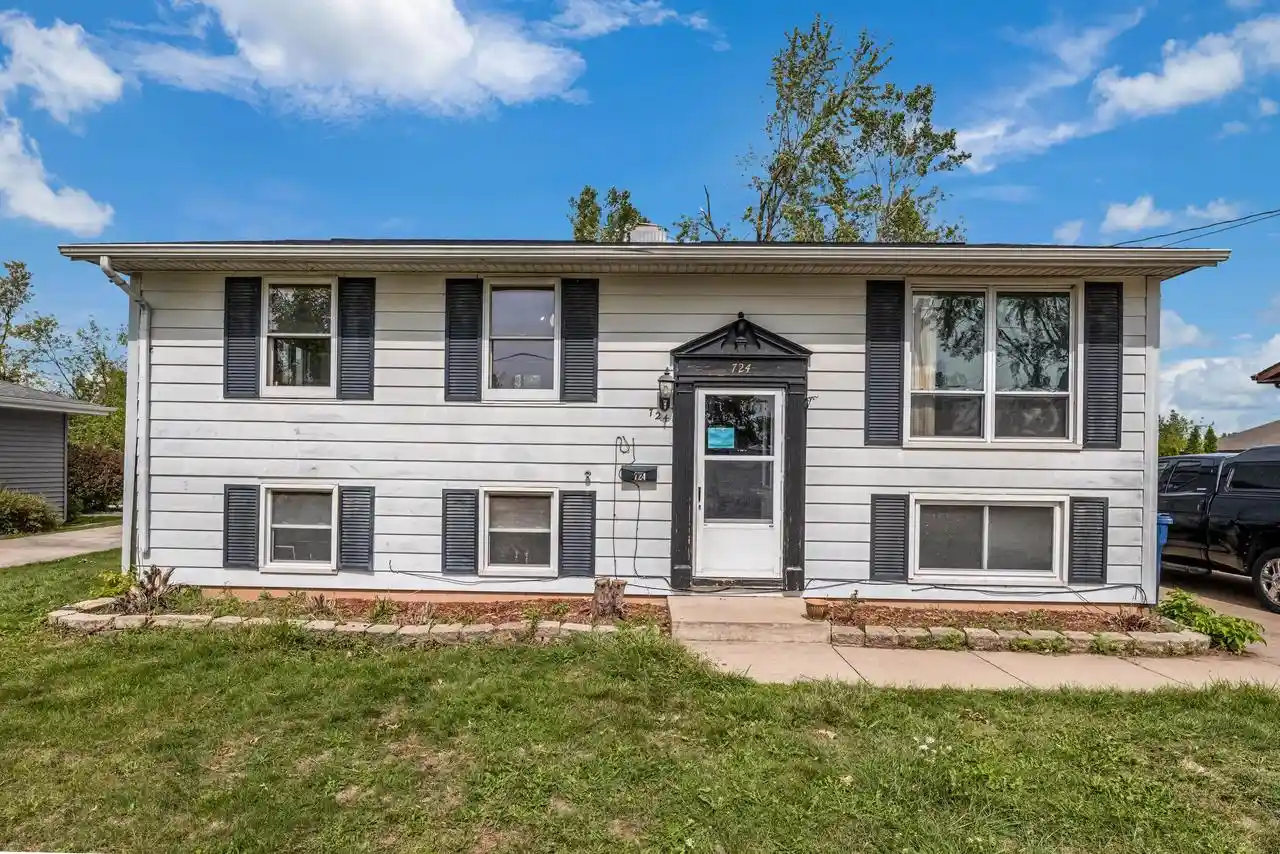 Photo 1 of Single family home for sale at 724 11th Street, Menasha, WI 54952 | MLS# 50332815 | Listing updated on 2026-09-21
