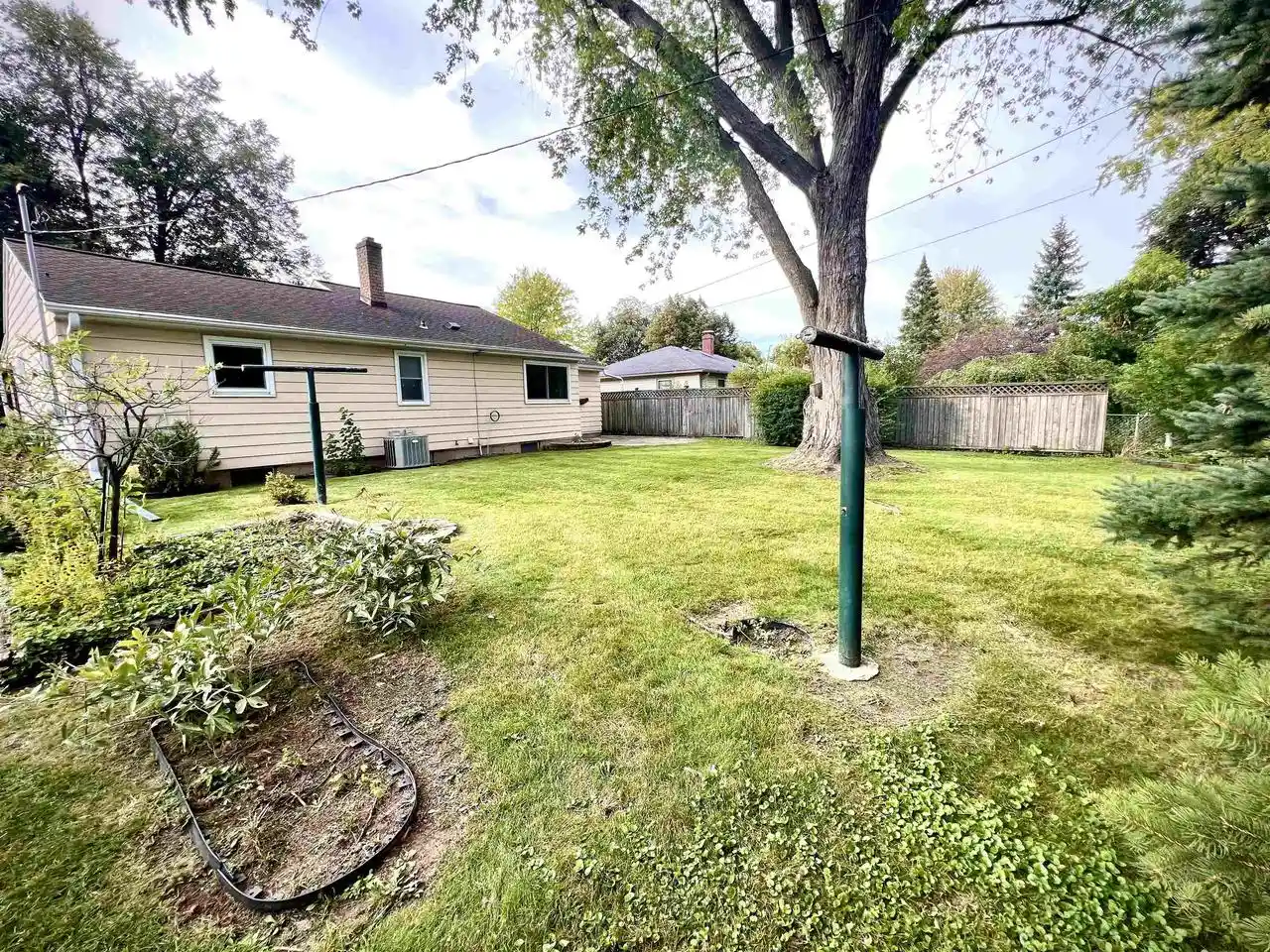 Photo 3 of Single family home for sale at 827 Colonial Ave, Green Bay, WI 54304 | MLS# 50332804 | Listing updated on 2026-09-23