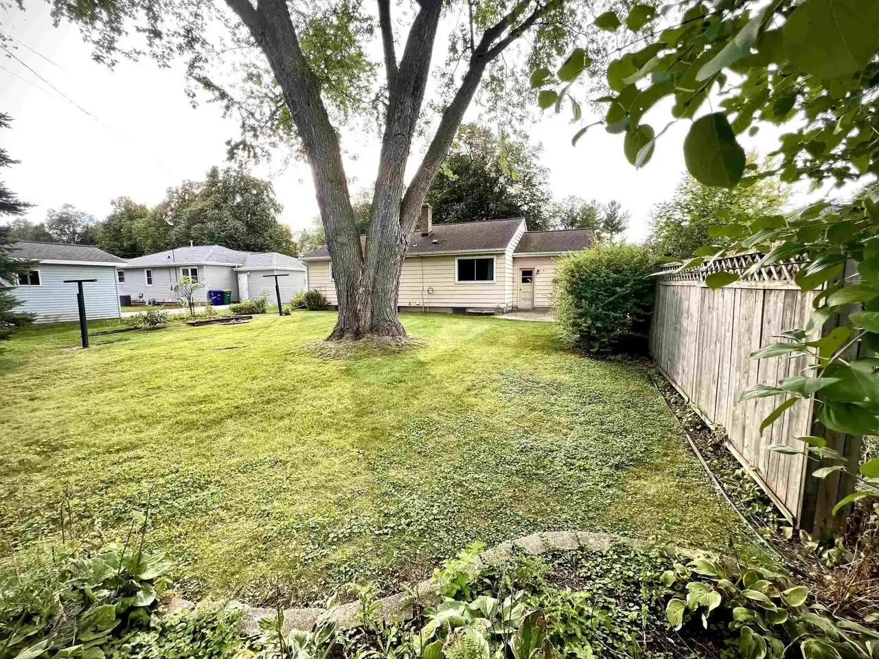 Photo 4 of Single family home for sale at 827 Colonial Ave, Green Bay, WI 54304 | MLS# 50332804 | Listing updated on 2026-09-23