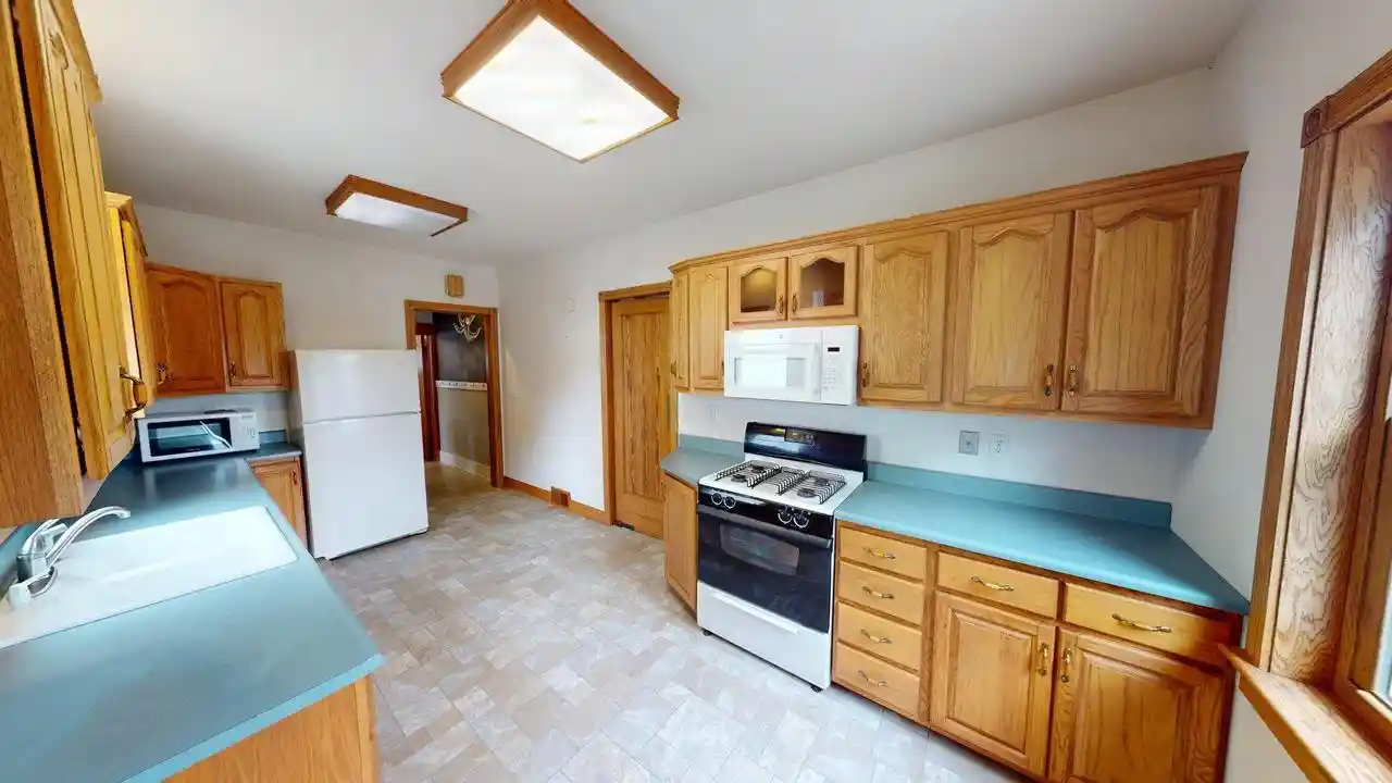 Photo 2 of Single family home for sale at 914 St Clair St, Manitowoc, WI 54220 | MLS# 1981030 | Listing updated on 2026-09-21