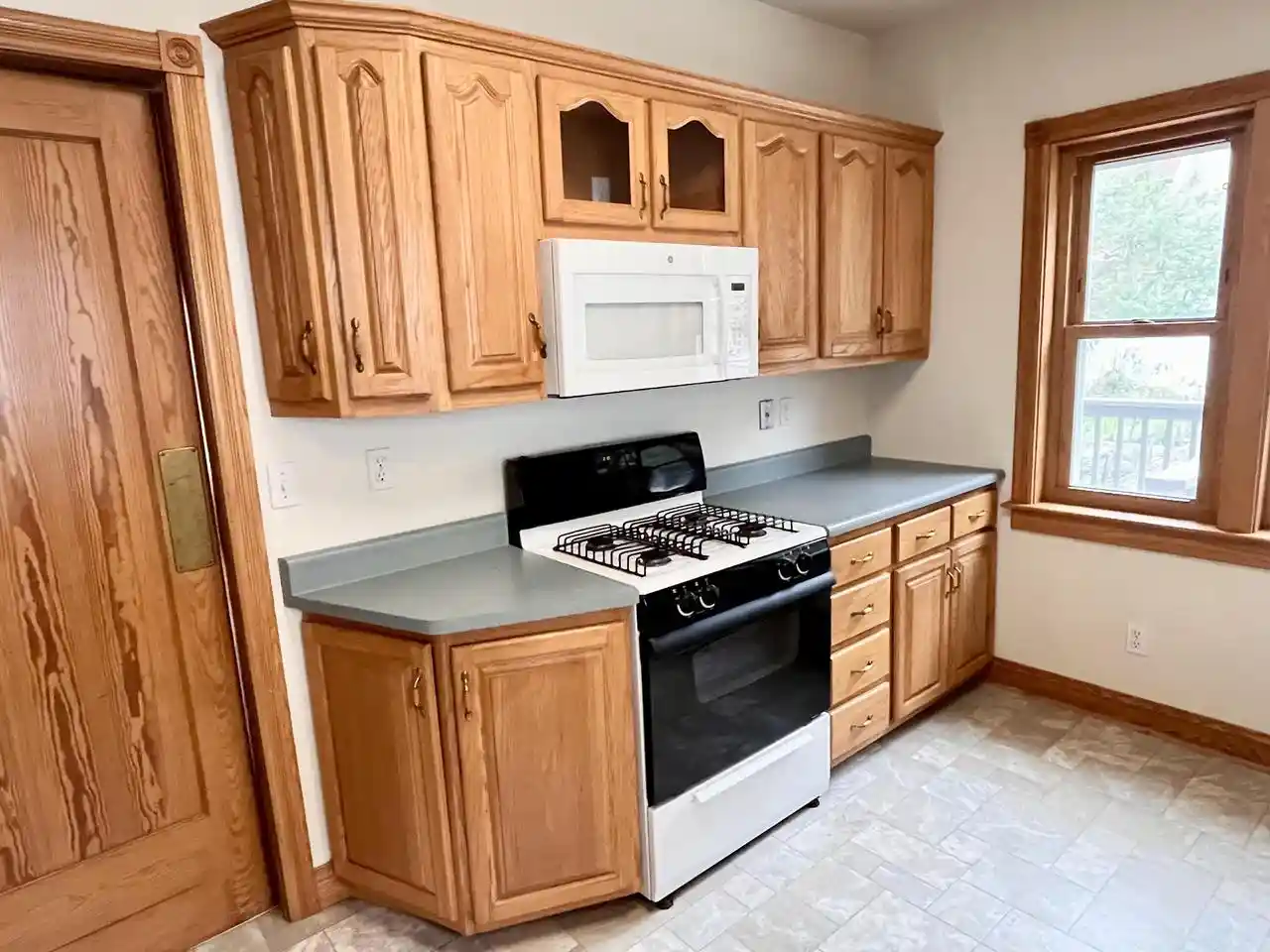 Photo 3 of Single family home for sale at 914 St Clair St, Manitowoc, WI 54220 | MLS# 1981030 | Listing updated on 2026-09-21