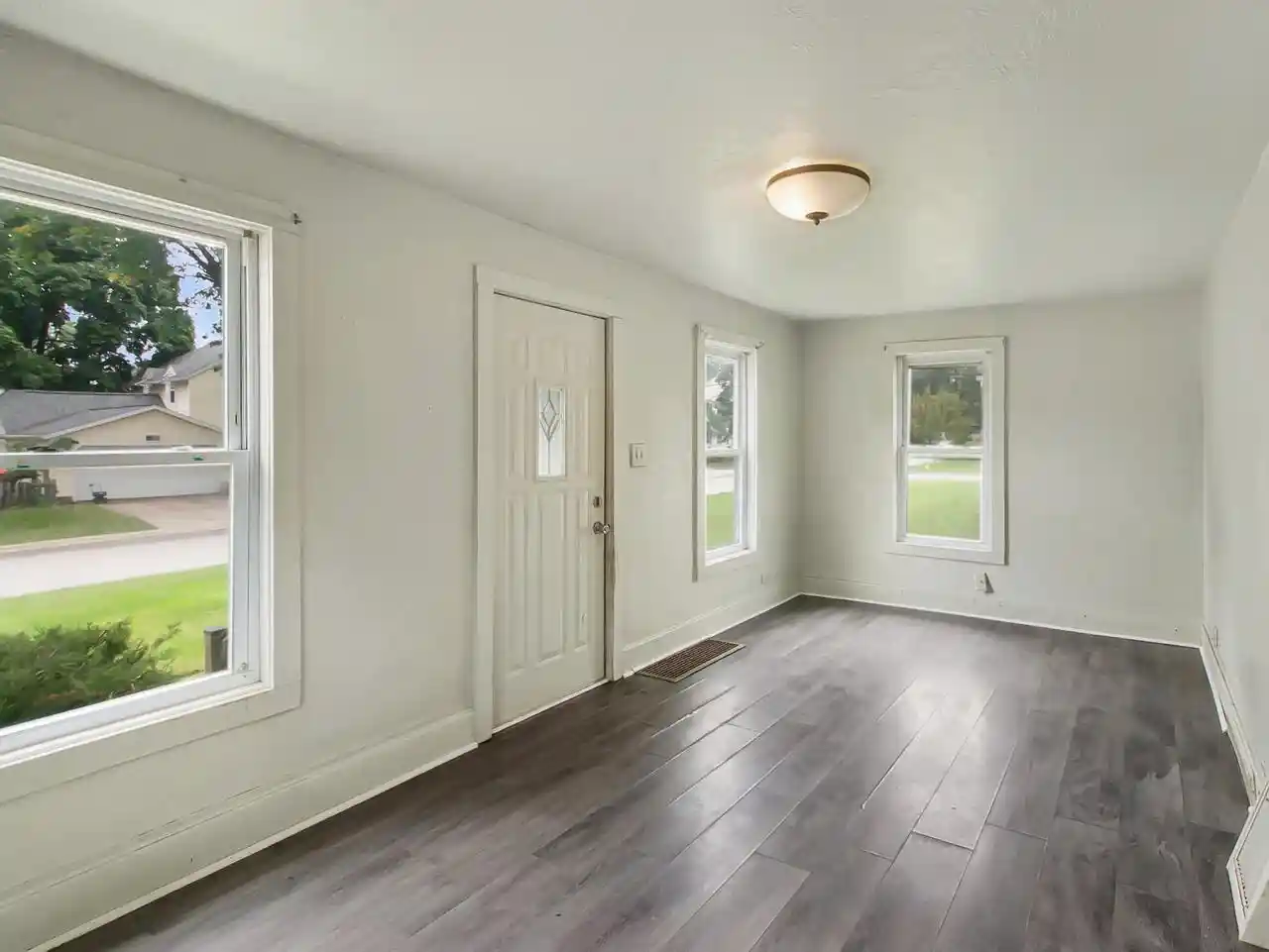 Photo 3 of Single family home for sale at 1405 S Van Buren St, Green Bay, WI 54301 | MLS# 50332843 | Listing updated on 2026-09-21