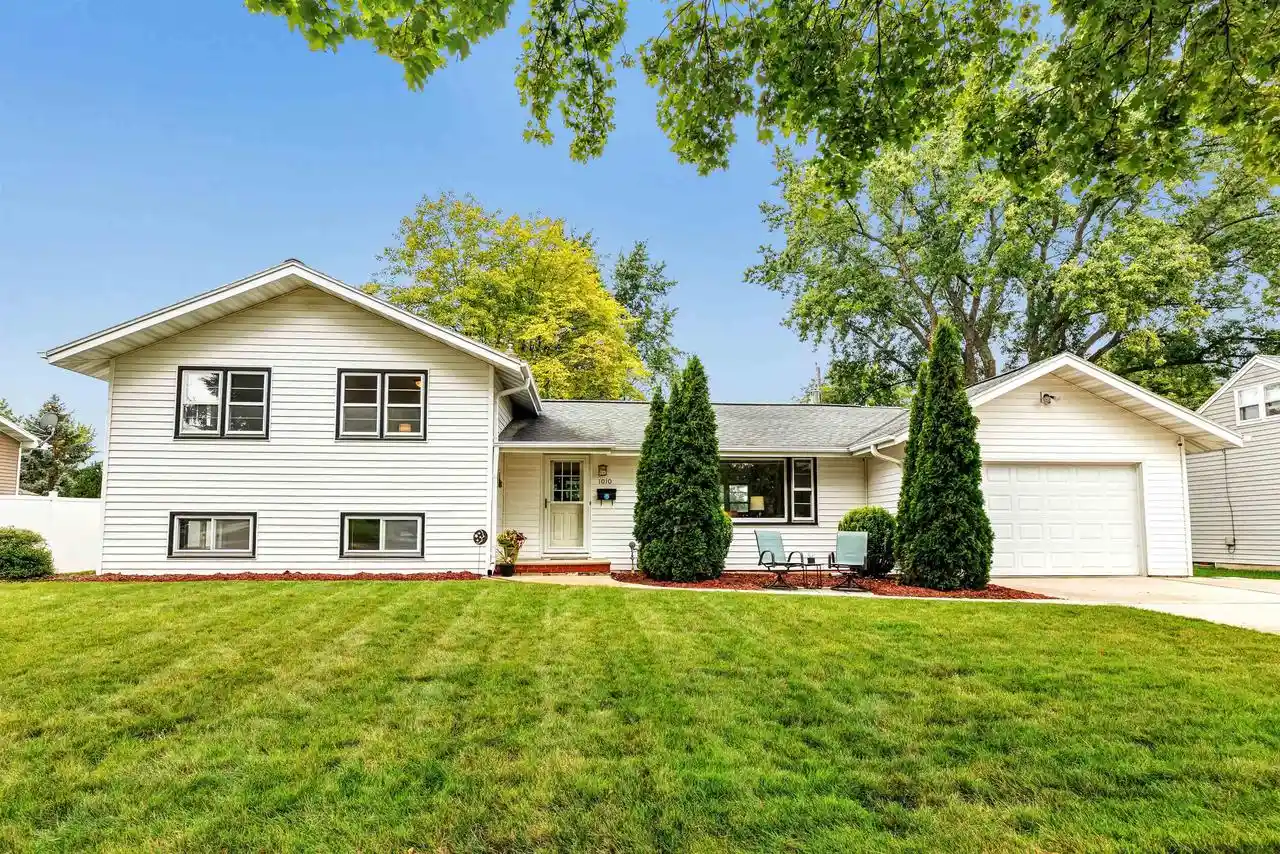 Photo 1 of Sale Pending at 1010 Robin St, De Pere, WI 54115 | MLS# 50332855 | Listing updated on 2026-10-02