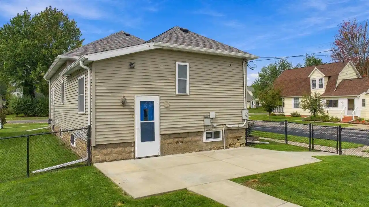 Photo 3 of Single family home for sale at 901 S Ash Ave, Marshfield, WI 54449 | MLS# 22604625 | Listing updated on 2026-09-22