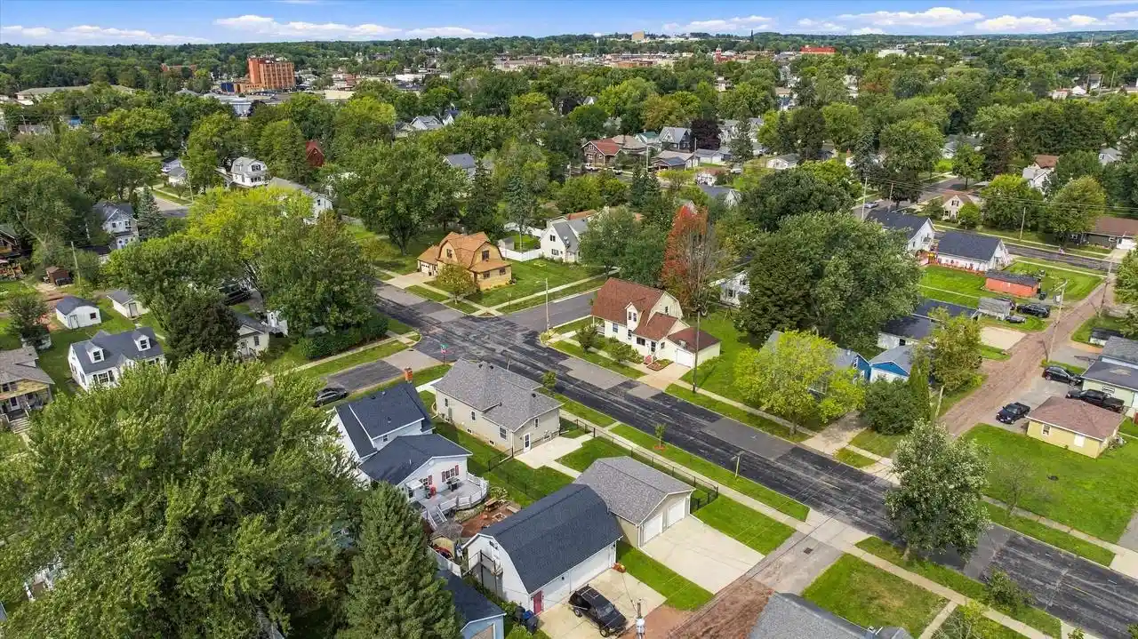 Photo 3 of Single family home for sale at 901 S Ash Ave, Marshfield, WI 54449 | MLS# 22604625 | Listing updated on 2026-09-22