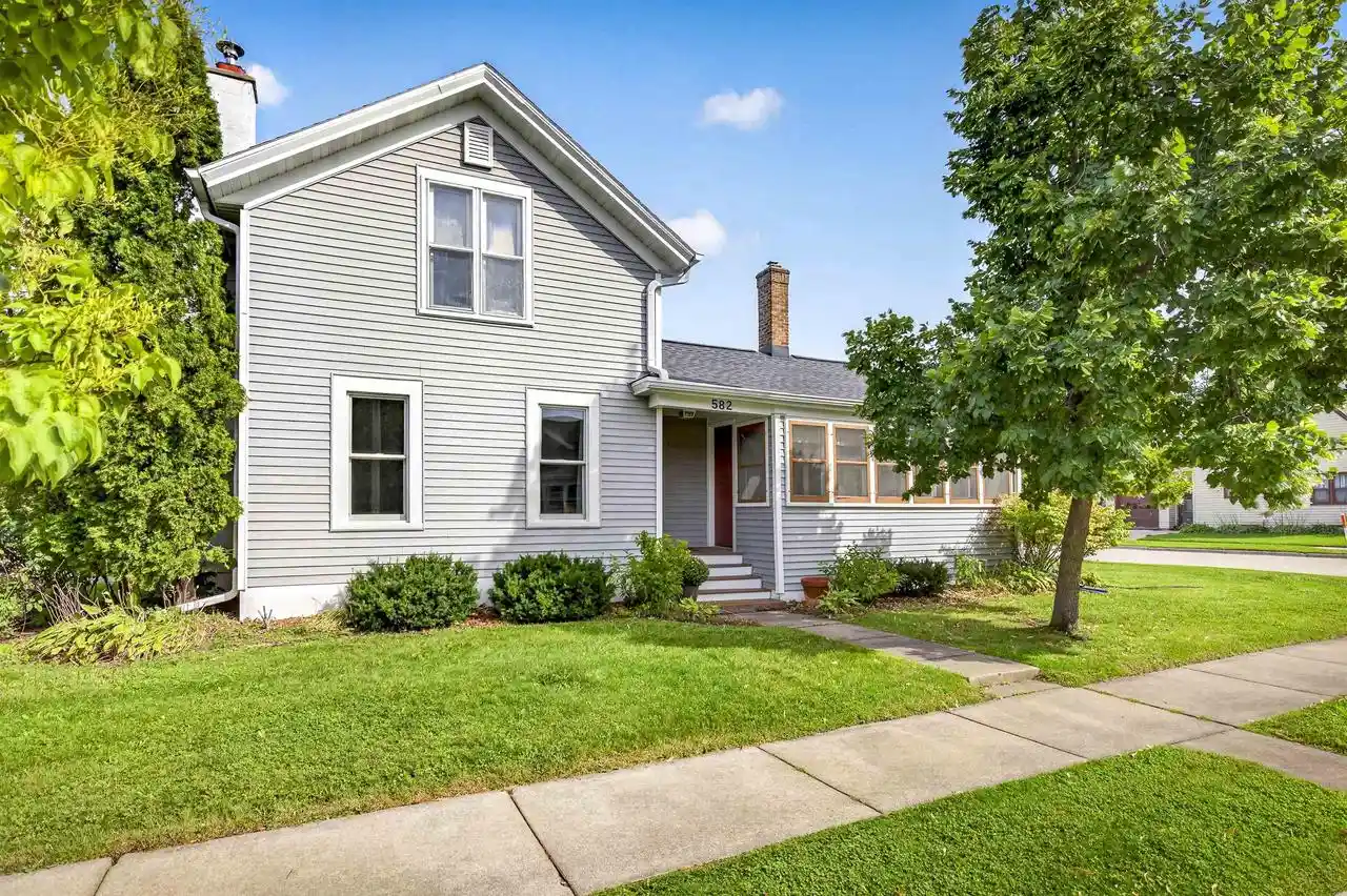 Photo 1 of Single family home for sale at 582 Oak St, Neenah, WI 54956 | MLS# 50332868 | Listing updated on 2026-09-21