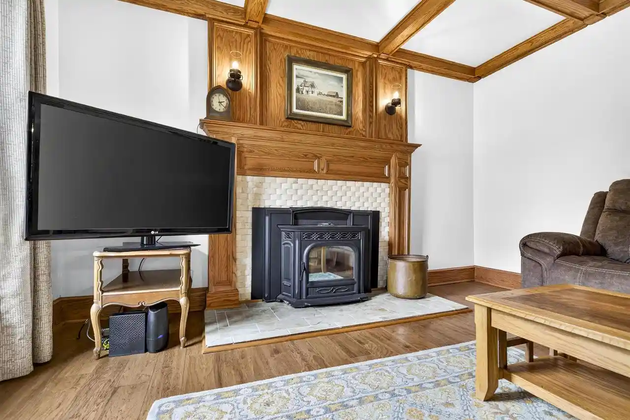 Photo 3 of Single family home for sale at 582 Oak St, Neenah, WI 54956 | MLS# 50332868 | Listing updated on 2026-09-21