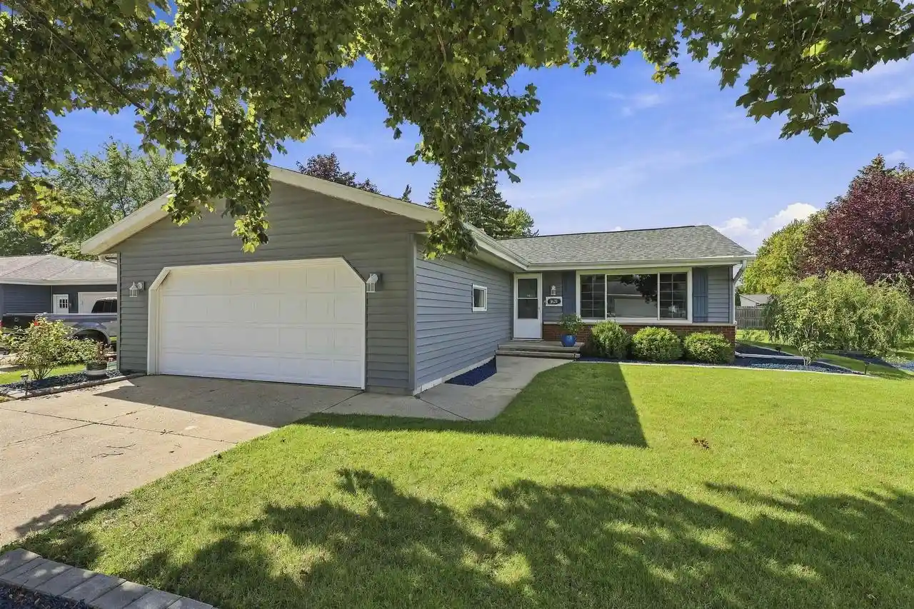 Photo 1 of Single family home for sale at 1621 N Blossom Dr, Appleton, WI 54914 | MLS# 50332862 | Listing updated on 2026-09-20