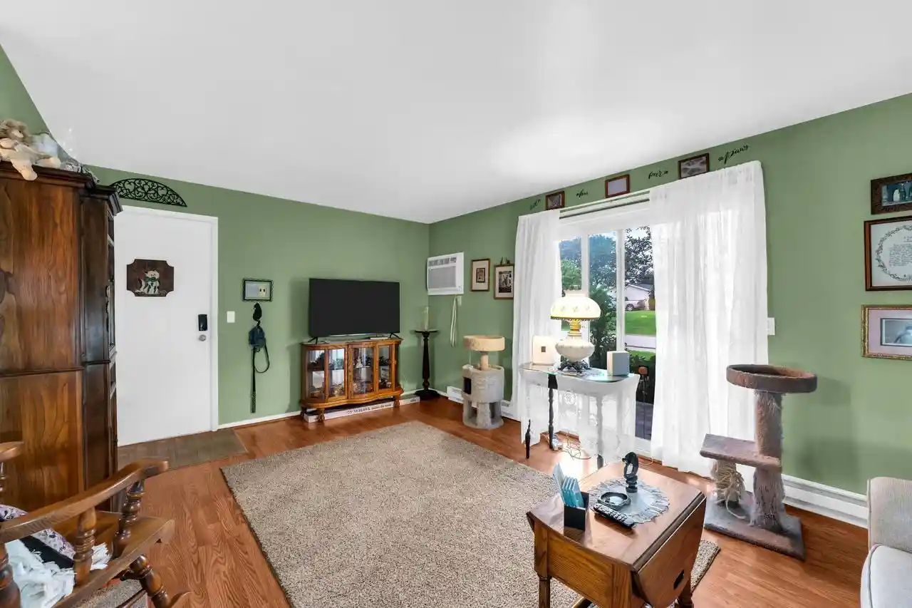 Listing Photo 4 - Condo for sale in building located at 4904 Scotts Wy, Caledonia, WI 53402 - Unit #101