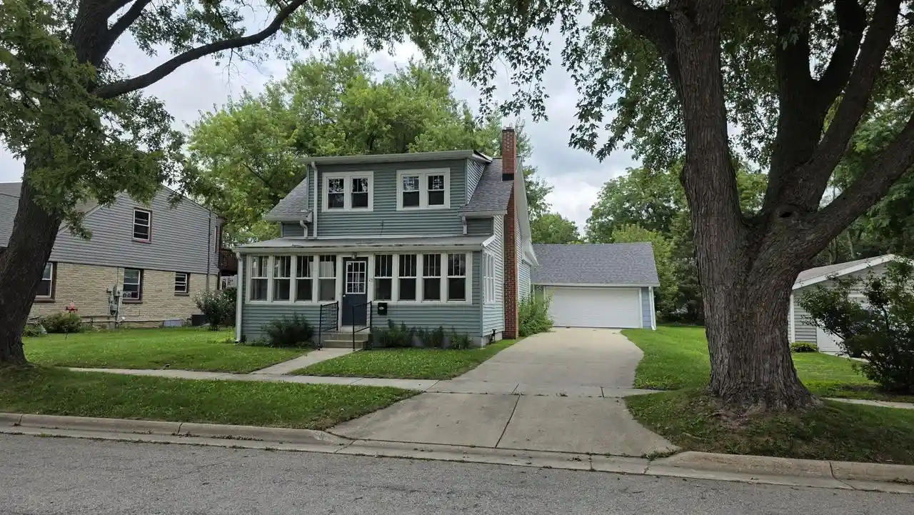 Photo 1 of Single family home for sale at 29 S Locust St, Oconomowoc, WI 53066 | MLS# 1981137 | Listing updated on 2026-09-18