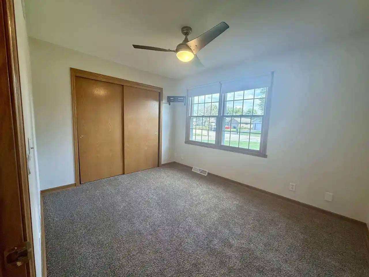 Photo 3 of Single family home for sale at 4333 Fieldcrest Dr, Janesville, WI 53546 | MLS# 2032955 | Listing updated on 2026-09-24
