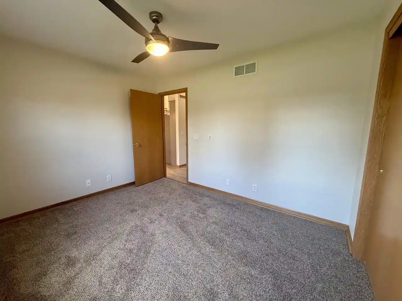 Photo 4 of Single family home for sale at 4333 Fieldcrest Dr, Janesville, WI 53546 | MLS# 2032955 | Listing updated on 2026-09-24